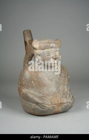 Bouteille de la tuyère d'étrier avec personnage assis. Culture : moche. Dimensions : H x L : 7 7/8 x 5 3/8 in. (20 x 13.7cm). Date : 2e-1e siècle av. J.-C.. Musée : Metropolitan Museum of Art, New York, USA. Banque D'Images