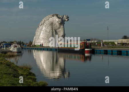 L'emblématique Kelpies sculpture par Andy Scott forme une passerelle à l'avant et Clyde bassin du canal à Helix Park près de Falkirk, Ecosse, Royaume-Uni Banque D'Images