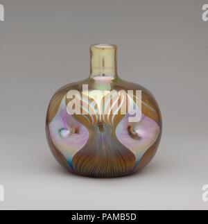Vase. Culture : L'Américain. Designer : Conçu par Louis Comfort Tiffany (1848-1933, New York New York). Dimensions : H. 5 in. (12,7 cm). Bouilloire : le verre selon Tiffany et Decorating Company (Américain, 1892-1902). Date : 1893-96. Musée : Metropolitan Museum of Art, New York, USA. Banque D'Images