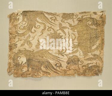 Textile avec Phoenix, l'animal ailé et de fleurs. Culture : l'Asie centrale. Dimensions : 9 1/2 x 6 5/16 in. (23,7 x 16,5 cm). Date : 13e-début 14e siècle. Quelques soies mieux représenter l'imagination et la vitalité des textiles d'Asie centrale de la période mongole de cette pièce, avec ses oiseaux en colère et d'étranges bêtes ailées incomplète, contre un grand floral background. D'autres textiles d'Asie centrale de ce type survivent dans les trésors de l'église européenne et de montrer des interactions dynamiques entre les différentes créatures imaginaires de leurs modèles. Ces dessins avaient un effet fort sur quatorzième- à quinzième siècle- Banque D'Images