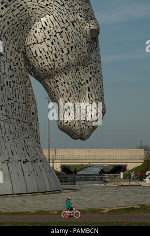 L'emblématique Kelpies sculpture par Andy Scott forme une passerelle à l'avant et Clyde bassin du canal à Helix Park près de Falkirk, Ecosse, Royaume-Uni Banque D'Images