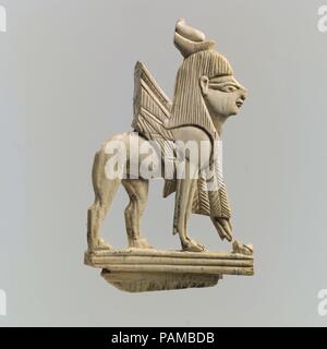 Meubles avec plaque ajourée sphinx ailés. Culture : l'assyrien. Dimensions : 3.19 x 1.97 x 0.35 in. (8,1 x 5 x 0,89 cm). Date : ca. 9ème-8ème siècle avant J.-C.. Cette plaque d'ivoire a été retrouvé dans un local de stockage à Fort Shalmaneser, un bâtiment royal à Nimrud utilisée pour stocker booty et hommage recueillies par les Assyriens en campagne militaire. Il représente un sphinx, une créature fantastique avec le corps d'un lion ailé et une tête humaine, le profil tourné vers la droite. Le sphinx porte une coiffure de style égyptien appelé nemes headcloth, surmonté de la double couronne égyptienne. Un tablier à motifs pend ove Banque D'Images