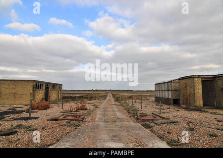 Orford Ness Suffolk, UK. 14 octobre, 2011. L'Atomic Weapons Research Establishment (AWRE) à Orford Ness dans le Suffolk, Angleterre. Il a été utilisé pour tester l'ordonnance de la PREMIÈRE GUERRE MONDIALE jusqu'à la guerre froide. La pagode ont été conçus pour tester la première bombe atomique, le beau Danube bleu. Les bâtiments ont des toits en béton qui ont été recouvert de sable et de pierres qui ont été conçu pour s'effondrer si une explosion a eu lieu, couvrant les principaux blast. À aucun moment, une tête nucléaire utilisé pendant l'essai de l'arme atomique à cette facilité. Prise Pic 14/10/2011. Crédit : Michael Scott/Alamy Live News Banque D'Images