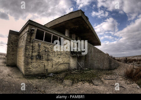 Orford Ness Suffolk, UK. 14 octobre, 2011. L'Atomic Weapons Research Establishment (AWRE) à Orford Ness dans le Suffolk, Angleterre. Il a été utilisé pour tester l'ordonnance de la PREMIÈRE GUERRE MONDIALE jusqu'à la guerre froide. La pagode ont été conçus pour tester la première bombe atomique, le beau Danube bleu. Les bâtiments ont des toits en béton qui ont été recouvert de sable et de pierres qui ont été conçu pour s'effondrer si une explosion a eu lieu, couvrant les principaux blast. À aucun moment, une tête nucléaire utilisé pendant l'essai de l'arme atomique à cette facilité. Prise Pic 14/10/2011. Crédit : Michael Scott/Alamy Live News Banque D'Images