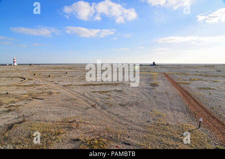 Orford Ness Suffolk, UK. 14 octobre, 2011. L'Atomic Weapons Research Establishment (AWRE) à Orford Ness dans le Suffolk, Angleterre. Il a été utilisé pour tester l'ordonnance de la PREMIÈRE GUERRE MONDIALE jusqu'à la guerre froide. La pagode ont été conçus pour tester la première bombe atomique, le beau Danube bleu. Les bâtiments ont des toits en béton qui ont été recouvert de sable et de pierres qui ont été conçu pour s'effondrer si une explosion a eu lieu, couvrant les principaux blast. À aucun moment, une tête nucléaire utilisé pendant l'essai de l'arme atomique à cette facilité. Prise Pic 14/10/2011. Crédit : Michael Scott/Alamy Live News Banque D'Images