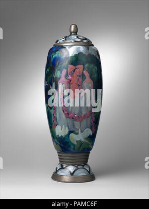 Vase à couvercle. Designer : René Crevel (français, Paris 1900-1935 Paris). Dimensions : Hauteur 28 1/4 in. (71,8 cm) de diamètre, en 11. (27,9 cm). Fabricant : manufacture de Sèvres (Français, 1740-présent). Date : 1926. Bien que le Fauvisme a duré seulement en peinture de 1905 à 1907, son impact s'attarda dans les arts décoratifs et dans les années 1920. La décoration de ce vase emploie les couleurs riches et denses, des traits, des simplifications et des caractéristiques du style. L'écrivain et peintre Crevel a produit le design décoratif, qui a été peinte sur une porcelaine stock vierge par un artisan à l'Sèvres wo Banque D'Images