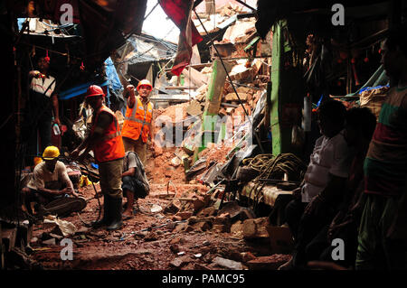 Kolkata, Inde. 23 juillet, 2018. Un vieux bâtiment de deux étages s'est effondré à Baithakkhana Sealdah Bazar s'est effondré suite à de fortes pluies pendant la nuit, deux personnes tués et un autre blessé dans cet incident. Credit : Saikat Paul/Pacific Press/Alamy Live News Banque D'Images