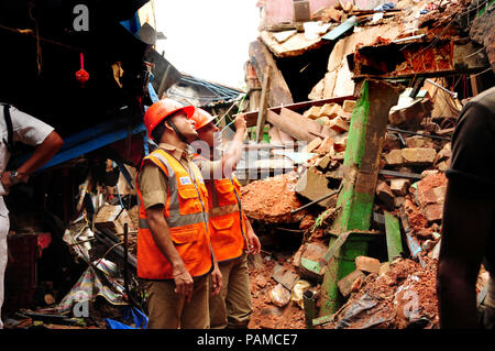 Kolkata, Inde. 23 juillet, 2018. Un vieux bâtiment de deux étages s'est effondré à Baithakkhana Sealdah Bazar s'est effondré suite à de fortes pluies pendant la nuit, deux personnes tués et un autre blessé dans cet incident. Credit : Saikat Paul/Pacific Press/Alamy Live News Banque D'Images