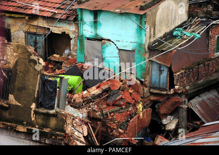 Kolkata, Inde. 23 juillet, 2018. Un vieux bâtiment de deux étages s'est effondré à Baithakkhana Sealdah Bazar s'est effondré suite à de fortes pluies pendant la nuit, deux personnes tués et un autre blessé dans cet incident. Credit : Saikat Paul/Pacific Press/Alamy Live News Banque D'Images