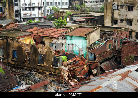 Kolkata, Inde. 23 juillet, 2018. Un vieux bâtiment de deux étages s'est effondré à Baithakkhana Sealdah Bazar s'est effondré suite à de fortes pluies pendant la nuit, deux personnes tués et un autre blessé dans cet incident. Credit : Saikat Paul/Pacific Press/Alamy Live News Banque D'Images