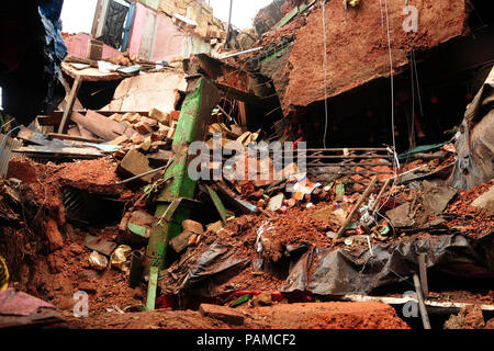 Kolkata, Inde. 23 juillet, 2018. Un vieux bâtiment de deux étages s'est effondré à Baithakkhana Sealdah Bazar s'est effondré suite à de fortes pluies pendant la nuit, deux personnes tués et un autre blessé dans cet incident. Credit : Saikat Paul/Pacific Press/Alamy Live News Banque D'Images