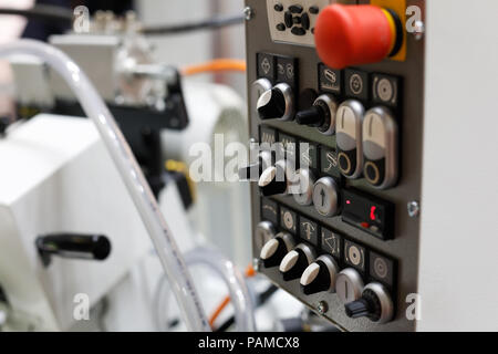 Panneau de commande d'une ligne de production moderne. Focus sélectif. Banque D'Images