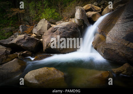 Petite cascade et piscine, avec de grosses pierres à la section inférieure de Vernal Falls - Parc National de Yosemite Banque D'Images