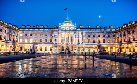 Somerset House avec de l'eau disposent de nuit London UK Banque D'Images