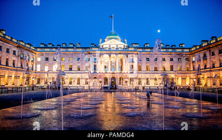 Somerset House avec de l'eau disposent de nuit London UK Banque D'Images