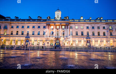 Somerset House avec de l'eau disposent de nuit London UK Banque D'Images