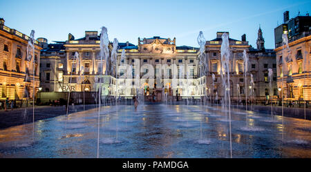 Somerset House avec de l'eau disposent de nuit London UK Banque D'Images