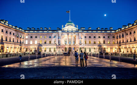 Somerset House avec de l'eau disposent de nuit London UK Banque D'Images