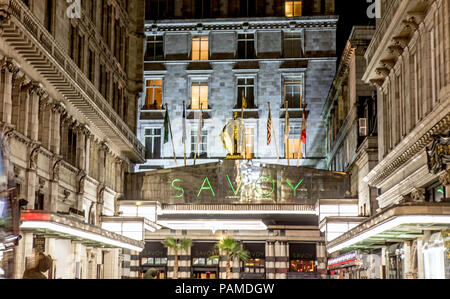 L'Hôtel Savoy à Londres nuit UK Banque D'Images