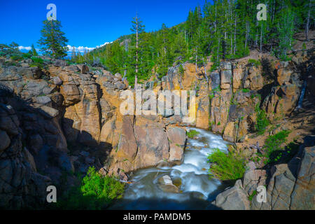 Formations rocheuses géologiques le long de cette rivière de haute montagne, en bordure de l'Autoroute 108 - Californie Banque D'Images