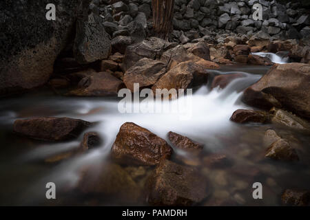 Une longue exposition d'effet sur une petite cascade le long de Tenaya Creek, près de Mirror Lake - Yosemite National Park Banque D'Images