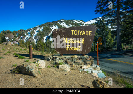 Marqueur à Sonora Pass - La route 108, en bordure de la Californie Banque D'Images