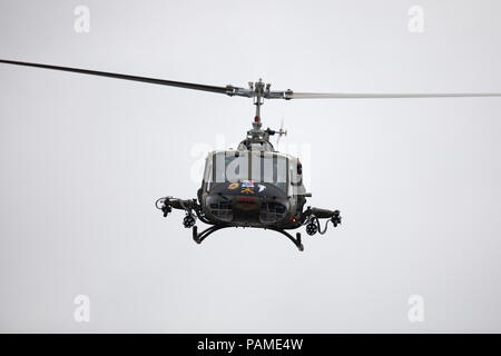 Le Pérou, l'Indiana, USA - 21 Juillet 2018 Un hélicoptère militaire fait une mouche par au cirque City Parade Festival Banque D'Images