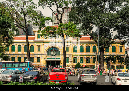 Ho Chi Minh, Vietnam - 24 Déc., 2017 : Les visiteurs du bureau de poste central de Saigon, Ho Chi Minh City, Vietnam. Banque D'Images