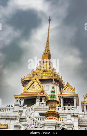 Bangkok, 27 Décembre 2017 : les touristes visitant Wat Traimit temple bouddhiste où Golden Buddha statue est situé à Bangkok, Thaïlande Banque D'Images