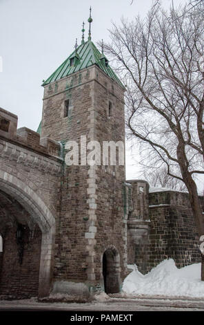 Porte Saint Louis a été construit a été construit en 1693. C'est le deuxième remplacement construit en 1878. Le vieux Québec, Québec, Canada Banque D'Images