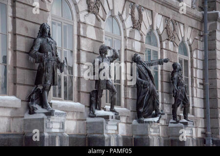 Statues couvertes de givre sur l'édifice du Parlement construit entre 1877 et 1886, abrite l'Assemblée nationale du Québec, le Vieux Québec, Québec Cit Banque D'Images