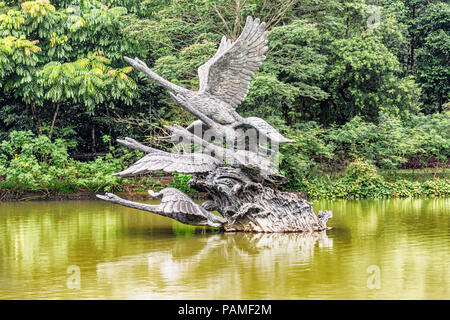 Singapour - Le 11 janvier 2018 : vue sur la sculpture de cygnes au décollage pour le vol, la sculpture est situé sur le lac dans les jardins botaniques de Singapour. Banque D'Images