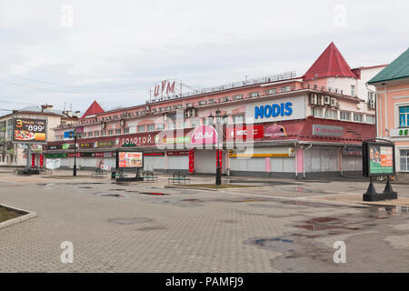 Vologda Region, Russie - Mai 5, 2018 : grand magasin Central dans la ville de Vologda au début matin de printemps Banque D'Images