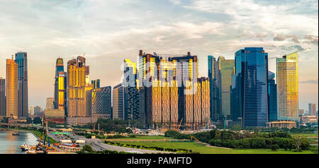 Singapour - Dec 30, 2017 : l'aube vue paysage au centre-ville de gratte-ciel skyline vue depuis plus de Marina Bay à Singapour. Banque D'Images