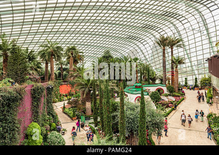 Singapour 11 Jan, 2018 : les touristes visitant dome fleur d'hiver dans les jardins de la baie de Singapour. C'est immense jardin botanique sous toit en verre avec Banque D'Images