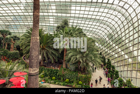 Singapour 11 Jan, 2018 : les touristes visitant dome fleur d'hiver dans les jardins de la baie de Singapour. C'est immense jardin botanique sous toit en verre avec Banque D'Images
