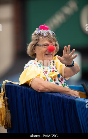 Le Pérou, l'Indiana, USA - 21 juillet, 2018 Femme portant une tenue de clown au Cirque City Parade Festival Banque D'Images