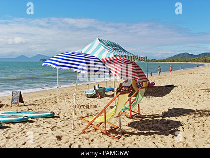 Sports nautiques sur le campement Pacifique Palm Cove beach à plaisir sur un matin d'hiver Banque D'Images