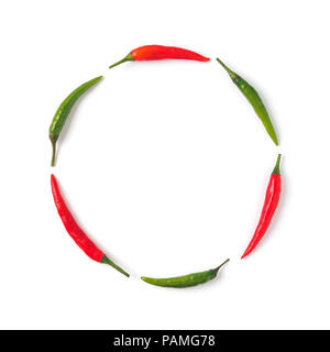 Mise en page créative des piments. Forme de cercle vert et de poivron rouge, isolé sur blanc. L'espace de copie pour le texte. Vue d'en haut ou d''une télévision à jeter. Banque D'Images