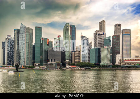 Singapour - Dec 30, 2017 : Paysage au centre-ville de gratte-ciel skyline vue depuis plus de Marina Bay à Singapour.