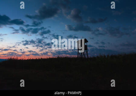 Tour de chasse, masquer, Lookout dans le crépuscule avec cloudscape Banque D'Images