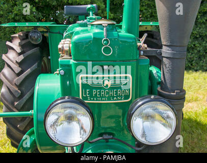 Vintage Rare tracteur Le Percheron français à Scolton Manor Car show, calandre, phares, construit par SNCAC copie d'Allemand 25HP ampoule hot-dog Banque D'Images