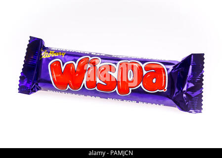 Barre de chocolat Cadbury Wispa sur fond blanc Banque D'Images