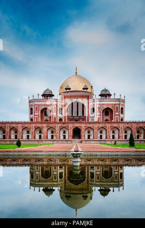 Une réflexion voir Tombe de Humayun, Delhi, site du patrimoine mondial de l'UNESCO. Un des moments historiques de l'empire moghol Banque D'Images