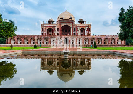 Une réflexion voir Tombe de Humayun, Delhi, site du patrimoine mondial de l'UNESCO. Un des moments historiques de l'empire moghol Banque D'Images