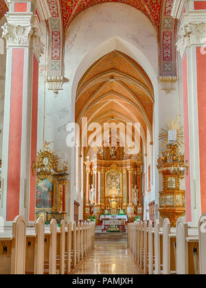 Intérieur de l'église franciscaine de la Sainte Trinité et l'Assomption de la Bienheureuse Vierge Marie à Opole, Pologne Banque D'Images