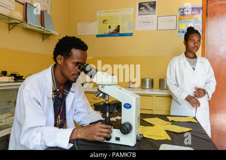 L'ÉTHIOPIE Centre de santé catholique de Taza , laboratoire, microscope, contrôle des bactéries et virus Banque D'Images