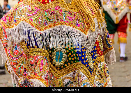Parramos, Guatemala - 28 décembre 2016 : les danseurs en costume folklorique traditionnel pour la danse des Maures et Chrétiens dans village près de Antigua coloniale Banque D'Images