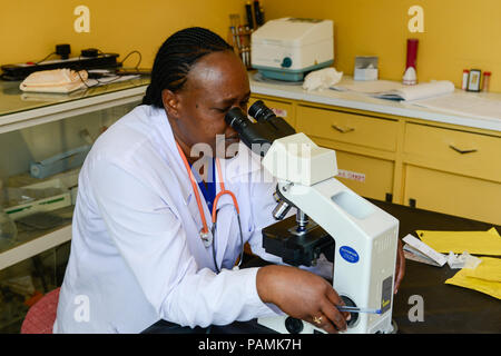 L'ÉTHIOPIE Centre de santé catholique de Taza , laboratoire, microscope, contrôle des bactéries et virus Banque D'Images