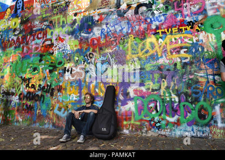 Le mur John Lennon à Prague République tchèque 2018 man with guitar Banque D'Images